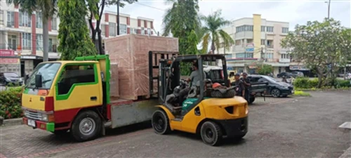 Istovar mašine u Indoneziji